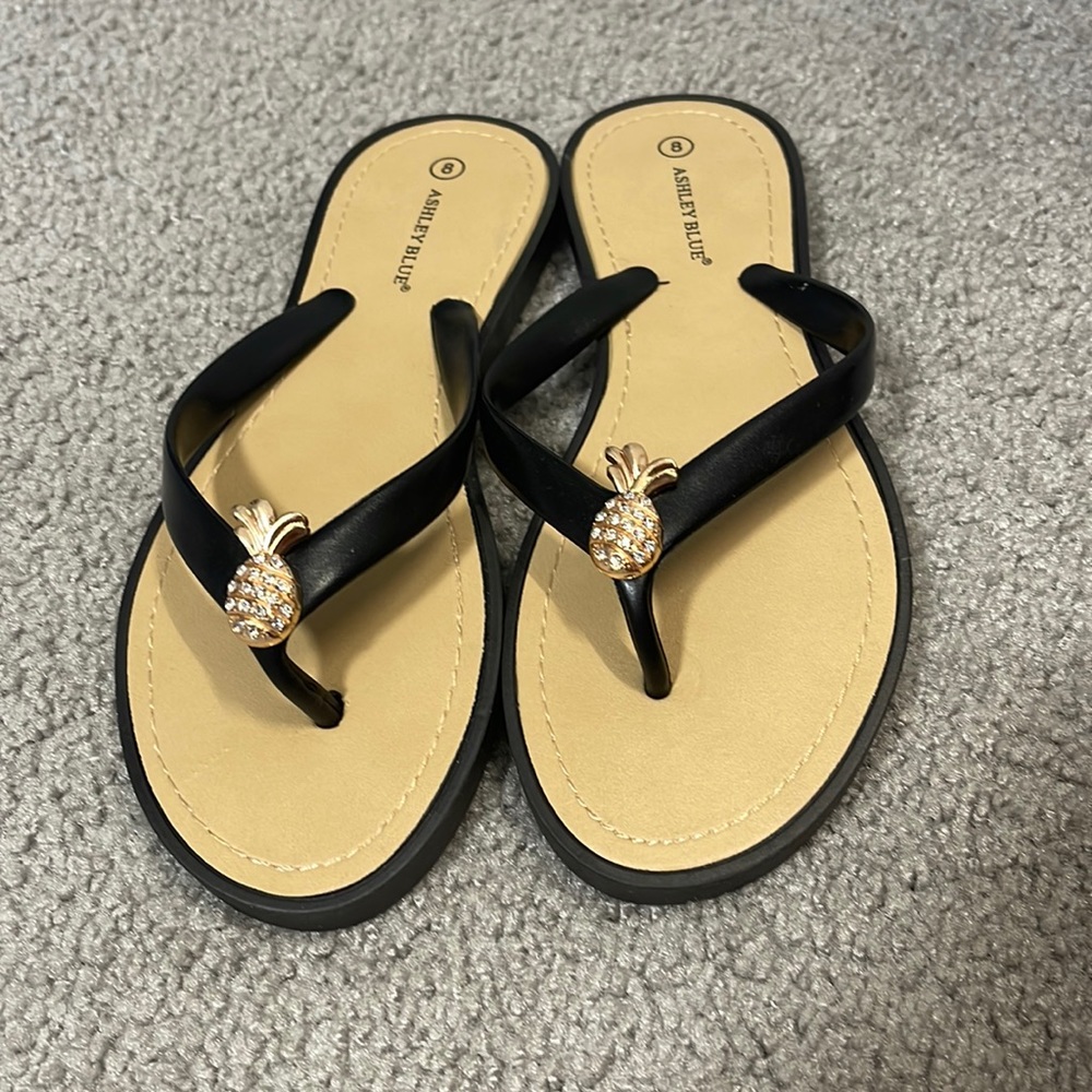 Women’s sandals with an pineapple charm